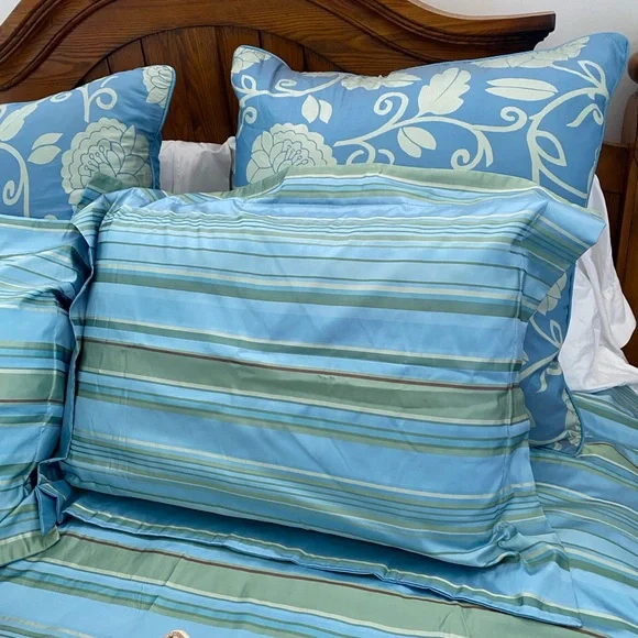 Full Queen Duvet and Shams Sandy Wilson. Used on guest bed only!! - Picture 2 of 14